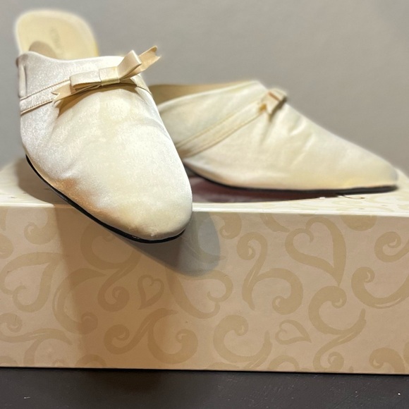 Vintage V.S. Baby Kitty Mule Ivory Size M - Picture 4 of 6